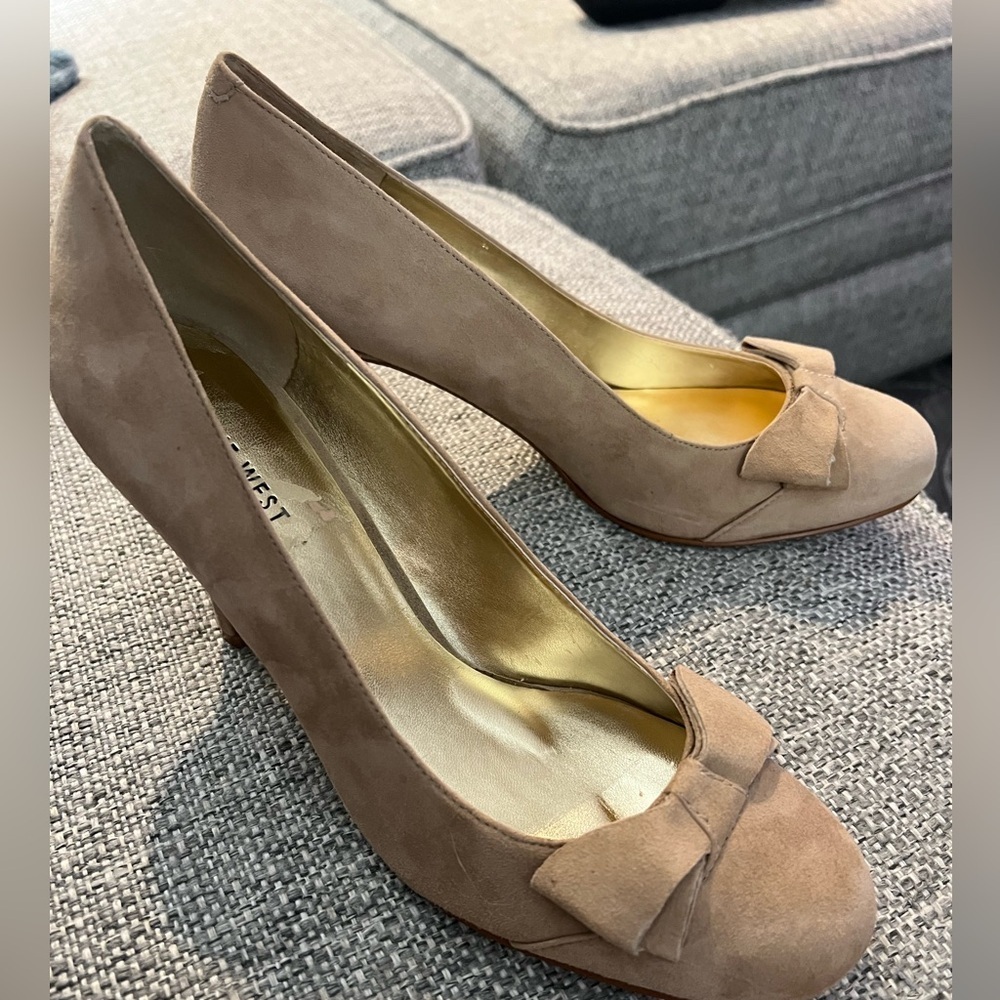 Nine West Audrey Taupe Genuine Suede Heels with Bow Accent 
size 9.5 NEW - Picture 3 of 8